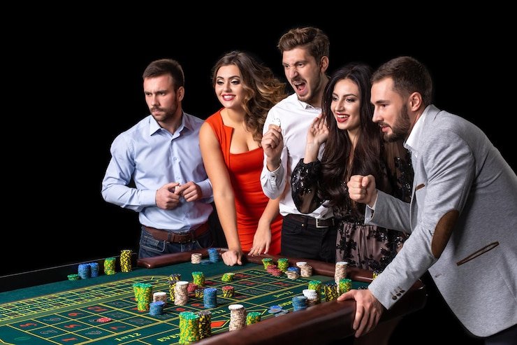 Dealer kasino memandu permainan blackjack live dengan pemain secara virtual